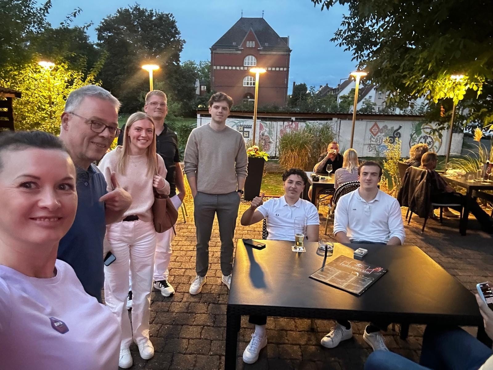 Olga Koch bei einem Community-Treffen am Abend.