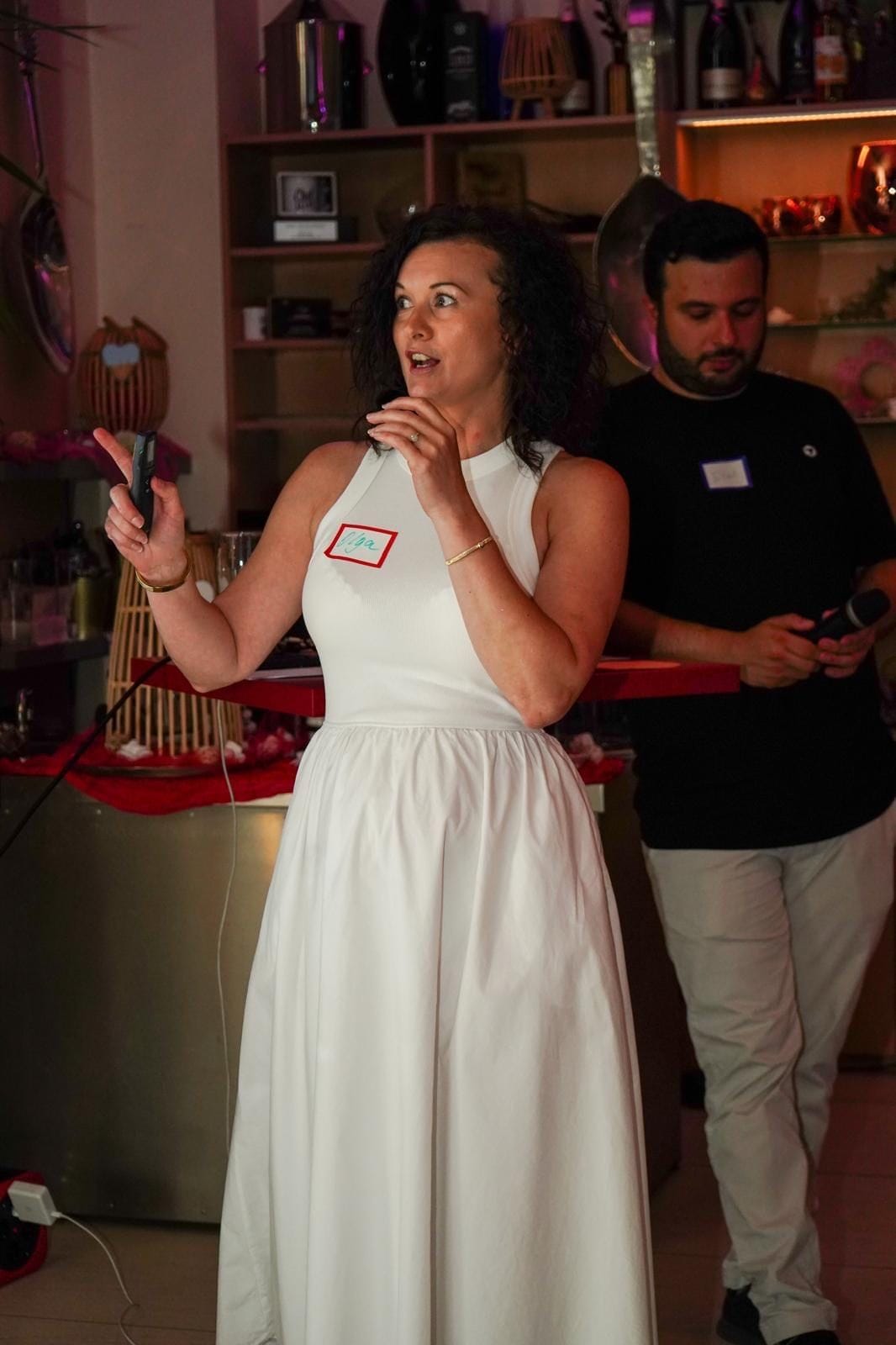 Olga Koch mit Mikrofon bei einem KI-Hub-Event.